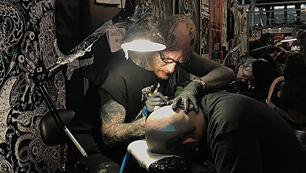 "Наколи мне, кольщик": в Париже проходит в мире слёт тату-мастеров