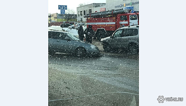 Спецслужбы и "скорая" прибыли на ДТП около кемеровского рынка