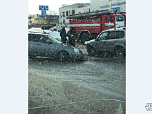 Спецслужбы и "скорая" прибыли на ДТП около кемеровского рынка