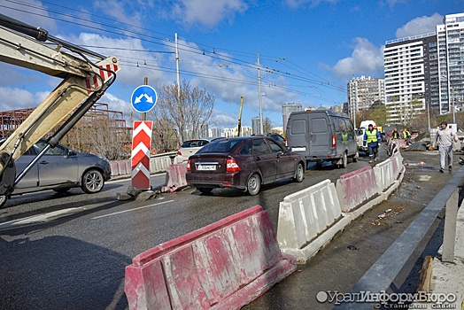 Застройщик ТЦ "Золотой" заплатит за разбитую куском забора Audi