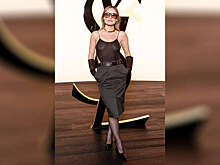 Актриса Оливия Уайлд снялась в прозрачном топе и кожаных перчатках