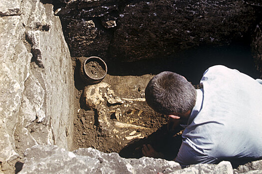 В Англии раскопали могилу со связанными скелетами