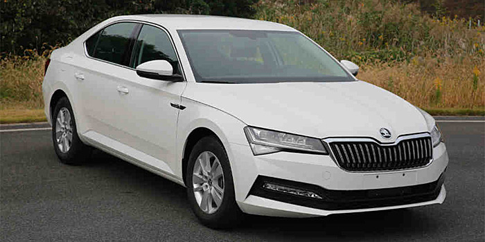 Экстерьер модернизированной Skoda Superb продемонстрировали до мартовского дебюта