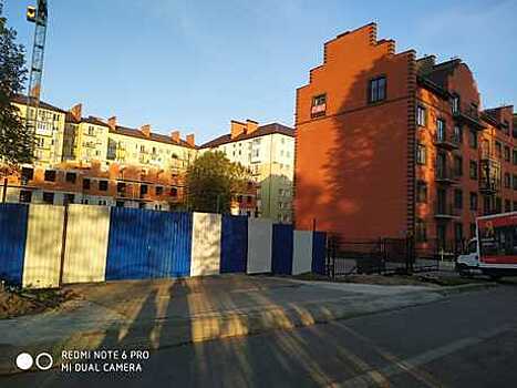 Калининградцы подадут в суд на застройщика ЖК "Мёд", возводящего многоэтажку вплотную к дому на ул. Суворова