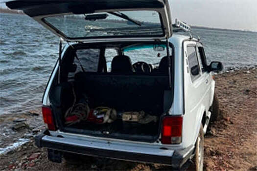Два человека утонули в машине, распивая спиртное на берегу Волги