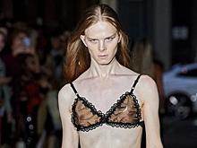 Бра, шпильки и спущенные брюки: самые странные мужские тренды с NYFW