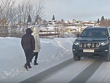 Тротуары завалены снегом в селе Каменка – пешеходы бредут по шоссе