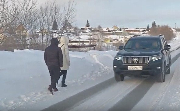Тротуары завалены снегом в селе Каменка – пешеходы бредут по шоссе