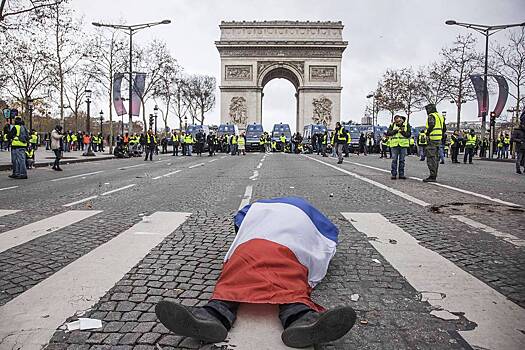 Во Франции заявили об утрате страной самостоятельности в международных делах