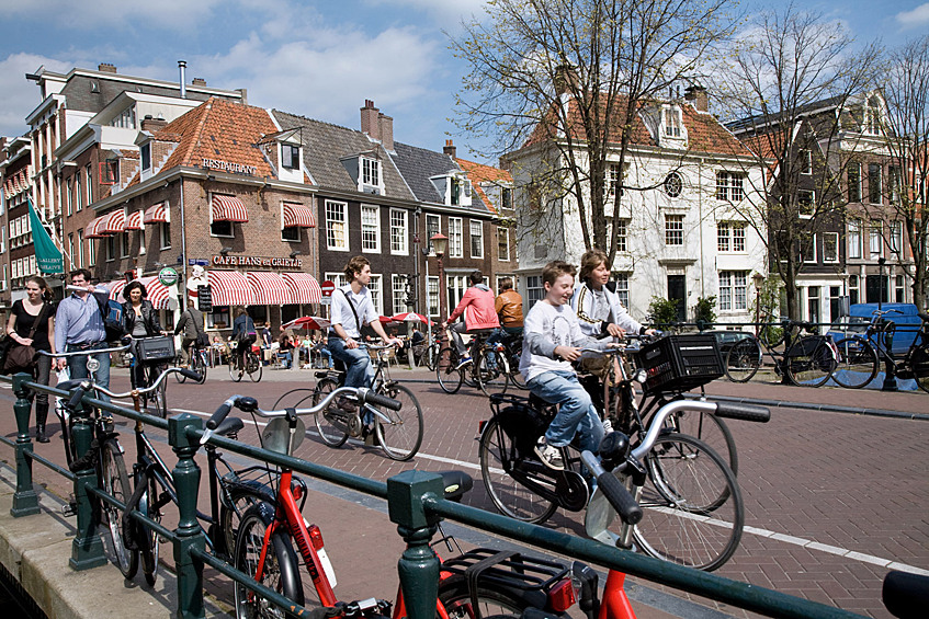 Амстердам — общепризнанная мировая столица велосипедов. Крутят педали большинство жителей этого города, а вот автомобили там не особенно популярны. Но пробок все равно избежать не удалось. В велосипедном заторе ежедневно проводят многие часы жители Амстердама. 