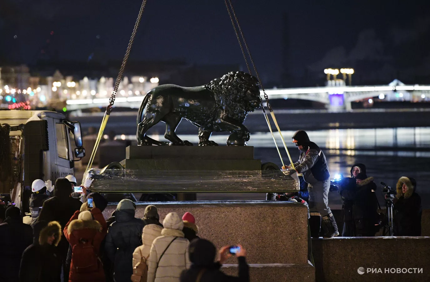Скульптуры двух львов с набережной в Петербурге будут отреставрированы