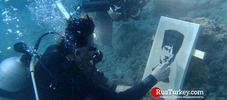 В Фетхие нарисовали портрет Ататюрка под водой