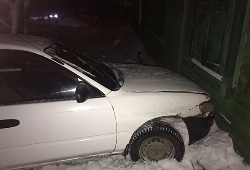 В Омске легковушка влетела в частный дом — водитель попала в больницу