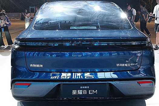 Geely представила новый седан с низким расходом топлива
