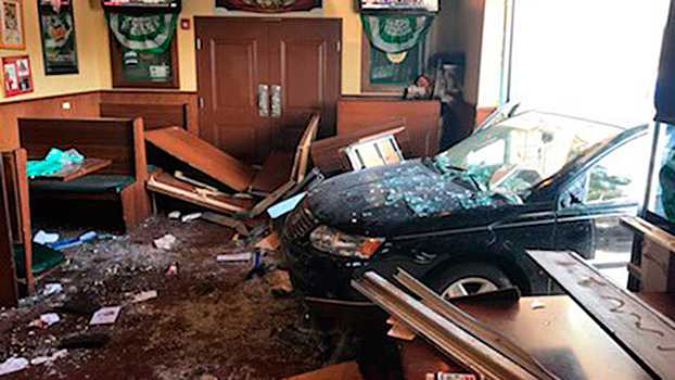 Автомобиль влетел в зал ресторана, пятеро пострадавших: видео