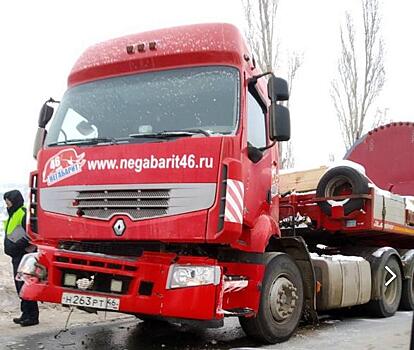 На выезде из Саратова бензовоз протаранил грузовик