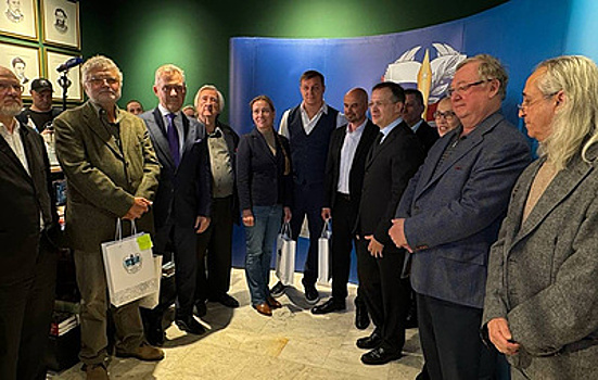 Мединский вручил членам Союза писателей билеты нового образца