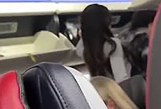 Модель устроила скандал в самолете и попала на видео