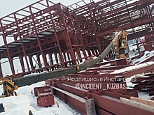 Кран упал на крупной стройке в Кемерове