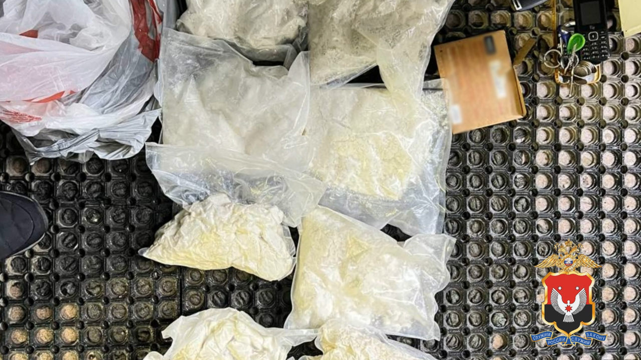 В Удмуртии полицейские изъяли у межрегионального курьера почти 5 кг синтетических наркотиков и психотропных веществ
