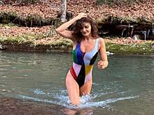 57-летняя супермодель искупалась в ледяной воде в откровенном купальнике