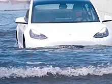 Опубликовано видео из кабины плывущего по воде электромобиля Tesla Model 3