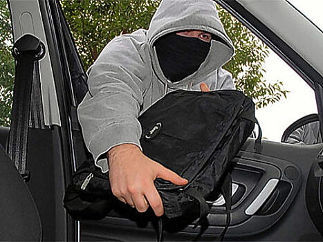 Читинец украл из машины рюкзак с деньгами