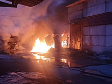 Ночной пожар уничтожил ангар с газовыми баллонами и два грузовика