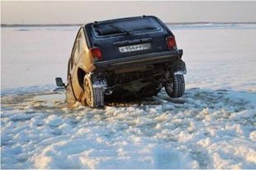 Ночью в Шуваловском карьере иномарка провалилась под лед
