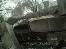 В мкрн Солнечный Красноярска рушится подпорная стена