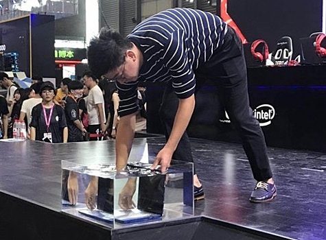 В Китае показали первый в мире непотопляемый ноутбук