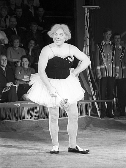 Олег Попов во время исполнения циркового номера., 1967