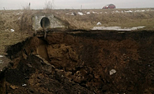 В Фатежском районе жители пожаловались на размыв грунта рядом с автодорогой у села Сухочево