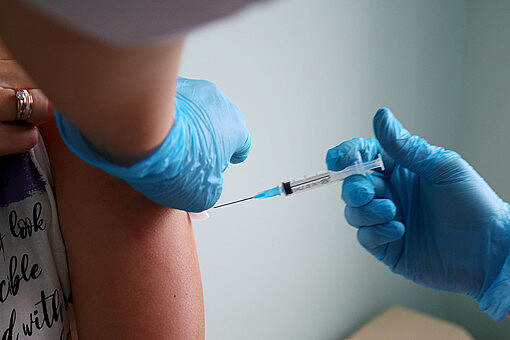 Специалисты объяснили, можно ли совмещать прививку от коронавируса и гриппа