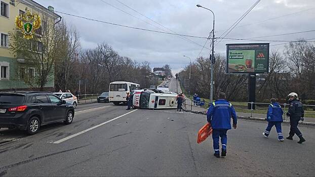 Машина скорой помощи перевернулась в результате ДТП в Серпухове