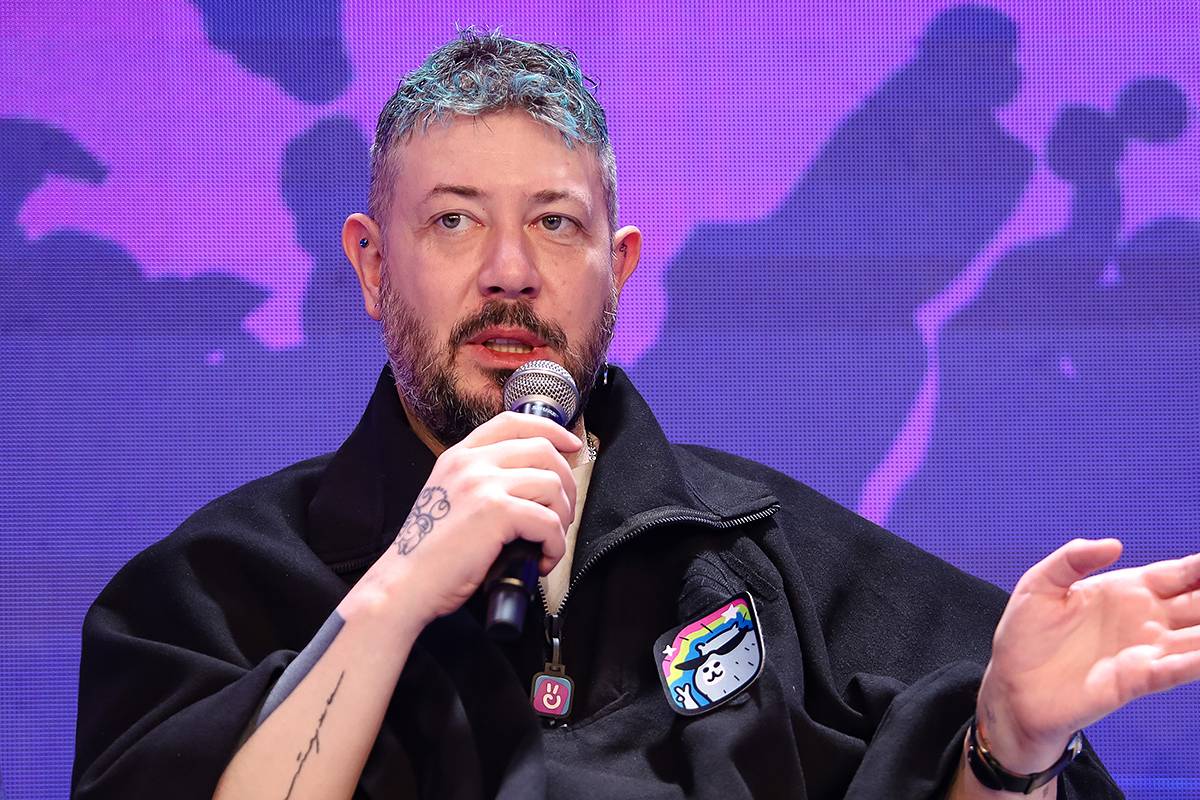 Артемий Лебедев одной фразой ответил назвавшему его продажной тварью зрителю