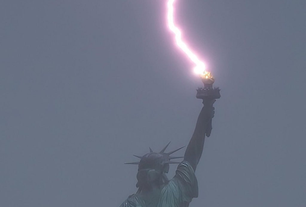 В Статую Свободы в Нью-Йорке ударила молния