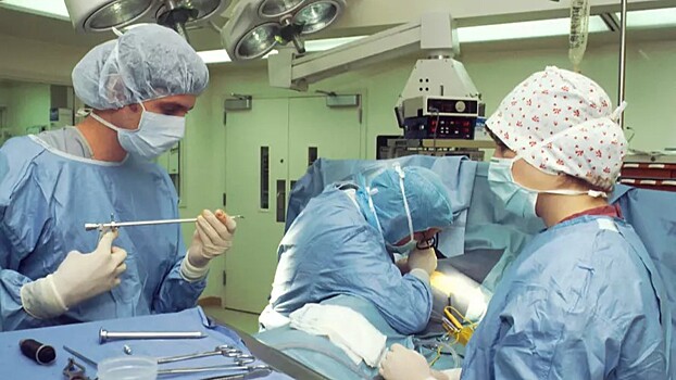 Российские хирурги удалили ребенку гигантскую опухоль с волосами и зубами