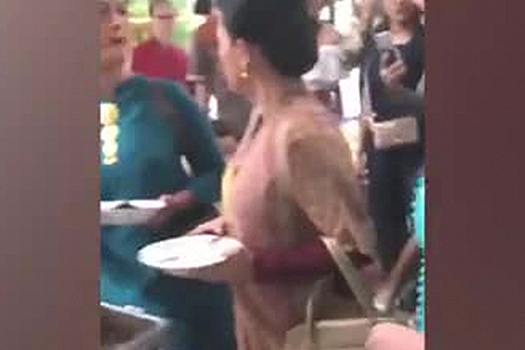 Драка женщин из-за еды на свадьбе в Индонезии попала на видео