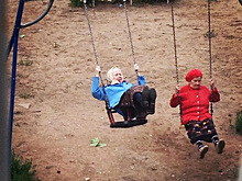 Пермские пенсионерки на детских качелях вызвали умиление у пользователей Сети. Фото