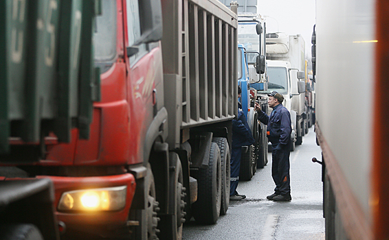 Ограничения для проезд грузовиков по МКАДу снова отложены