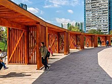 Деревянную перголу с качелями установили возле Центра фигурного катания Этери Тутберидзе