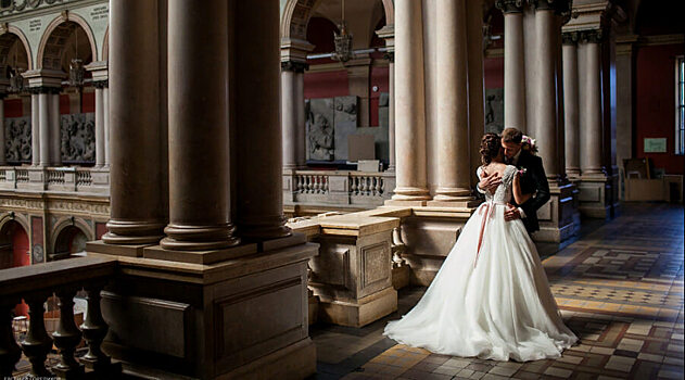 Молодоженам разрешили проводить свадебные фотосессии в Эрмитаже