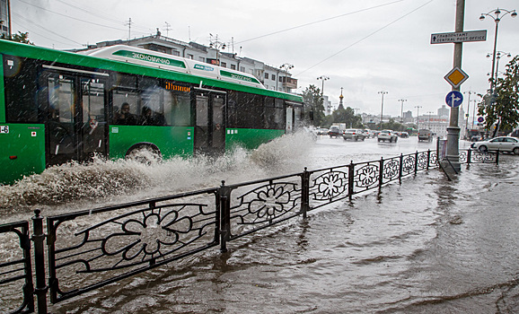 Екатеринбуржцы возмущены мэрией из-за затопленных улиц