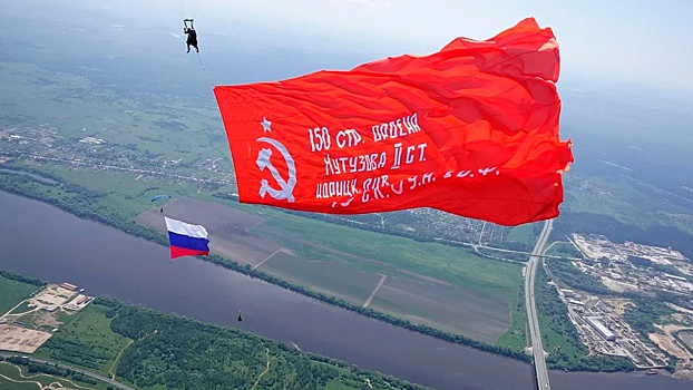 Огромное Знамя Победы развернули парашютисты в небе Подмосковья: кадры уникального прыжка