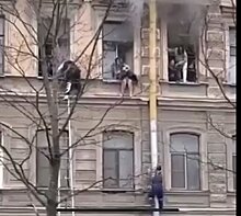 Дворнику, спасшему людей при пожаре в Петербурге, вручили картину