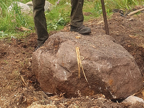 Камень преткновения, или Три способа без спецтехники убрать огромный валун