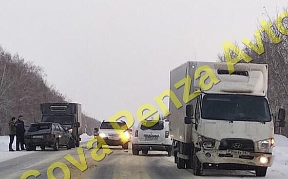 В Пензенской области столкнулись грузовик «Hyundai» и «девятка»
