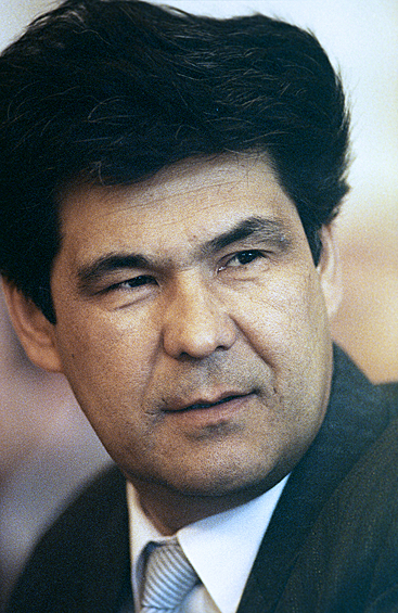 В 1983-1985 годах был начальником Новокузнецкого отделения Кемеровской железной дороги, а к 1989-му окончил Академию общественных наук при ЦК КПСС (сейчас - Российская академия госслужбы). До 1990-го был начальником Кемеровской железной дороги, затем стал главой Кемеровского совета народных депутатов и депутатом Верховного Совета РСФСР.  В 1991 году Тулеев выдвинул свою кандидатуру на первых выборах президента России. Он набрал семь процентов голосов, став четвертым из шести претендентов после Бориса Ельцина, Николая Рыжкова и Владимира Жириновского. 