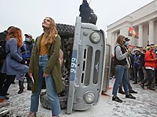 Протестующие под Радой перевернули полицейский автомобиль и едва не подожгли его